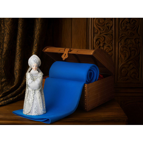 Подарочный набор: кукла фарфоровая, плед флисовый, синий